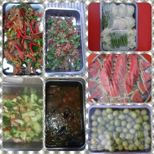 four plastic containers filled with different types of food at บ้านเรือนไท มวกเหล็ก Ban Ruenthai MuakLek in Muak Lek District