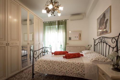 una camera da letto con un letto con cuscini rossi di La Primavera Holidayhouse a Roma