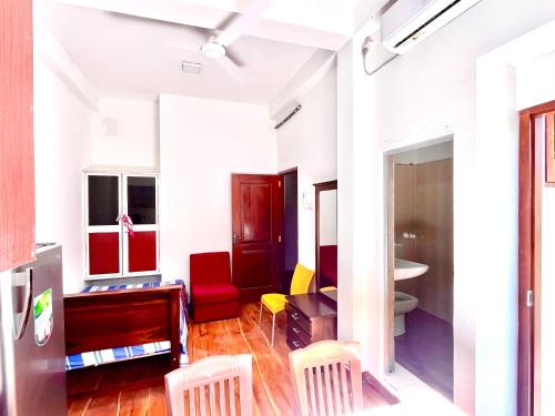 a living room with red and yellow chairs and a table at Studio Greenlands 2nd D-Battaramulla in Talangama South