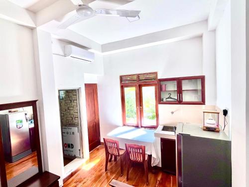 a kitchen and dining room with a table and chairs at Studio Greenlands 2nd D-Battaramulla in Talangama South