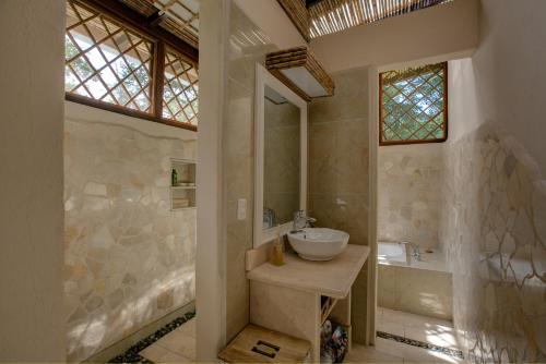 プエルト・ビエホにあるUva Blue Villas - Zen Villa 1 - 3 Bedroom Villa, Private Garden & Yoga Deckの洗面台と浴槽のあるバスルーム