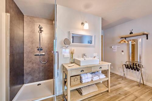 a bathroom with a sink and a shower at B&B Rosteline in Hamont