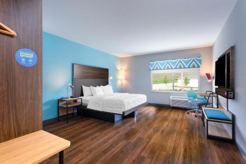 a hotel room with a bed and a television at Tru By Hilton Radford in Christiansburg