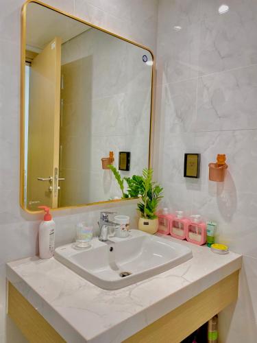 a bathroom with a sink and a large mirror at Green Chill Studio in An Khê