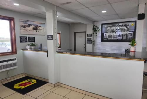 a bar in a restaurant with a counter at Super 8 by Wyndham Yankton in Yankton
