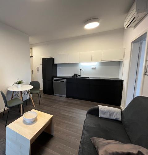 Modern City Apartment Žilinská Balkony & AC