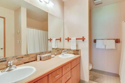 a bathroom with two sinks and a large mirror at Meadow House 21 in Sunriver