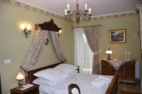 Un pat sau paturi într-o cameră la Zielone Zacisze