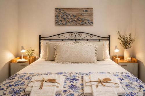 a bedroom with a bed with towels on it at Poésia in San Foca