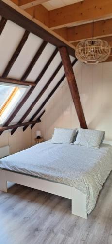 a bedroom with a bed in a attic at Gastenverblijf Boerengeluk in Gersloot