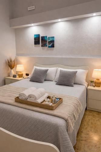 a bedroom with a bed with towels on it at Neverland Deluxe in Santa Maria