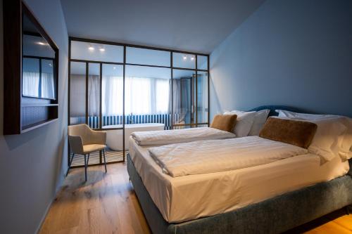 ein Schlafzimmer mit einem großen Bett und einem Fernseher in der Unterkunft Boutique Hotel Villa Alberta in Nago-Torbole