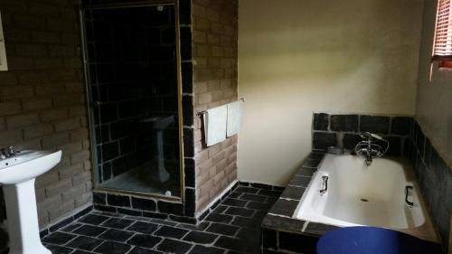 La salle de bains est pourvue d'une douche, d'une baignoire et d'un lavabo. dans l'établissement Alpine Swift Trails, à Rhodes
