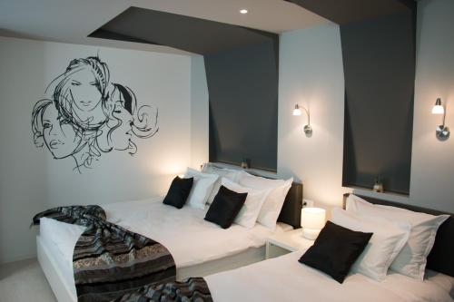 מיטה או מיטות בחדר ב-Rooms Villa Downtown
