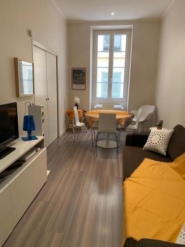 Charming air-conditioned apartment-Prime location in old Nice