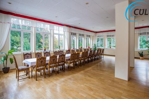 a conference room with a long table and chairs at Ośrodek Wypoczynkowy Olimp in Szklarska Poręba