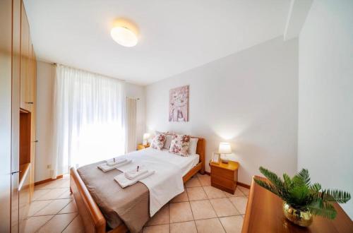 a bedroom with a large bed in a room at La Finca Bellagio in Bellagio