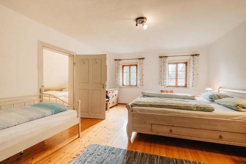 a bedroom with two beds and a window at Grillnhäusl - Ruheoase in Alleinlage mit Sauna, Erlebnisstadl & Rehen vor der Haustür in Wegscheid