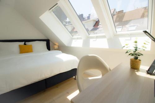 Cozy Central Apartment with Wooden Accents & Terrace l JOS16