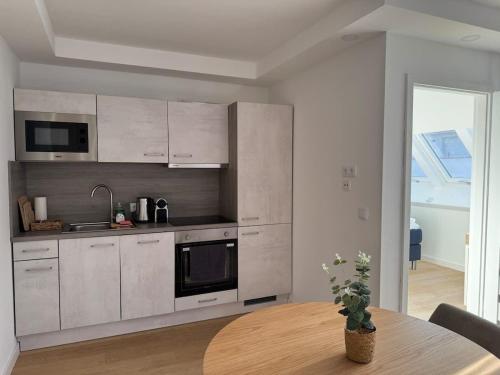 Cozy Central Apartment with Wooden Accents & Terrace l JOS16