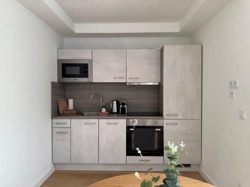 Cozy Central Apartment with Wooden Accents & Terrace l JOS16