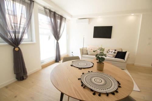 Cozy Central Apartment with Wooden Accents & Terrace l JOS16
