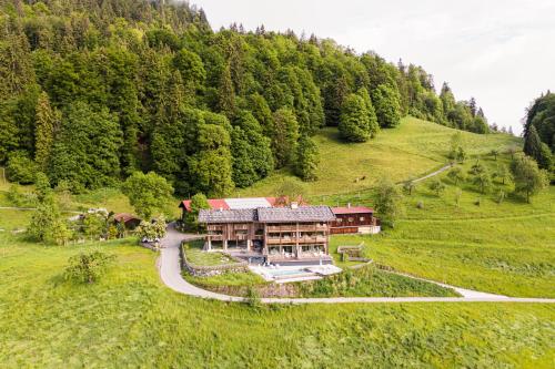 Luftaufnahme eines Hauses auf einem Hügel in der Unterkunft Der Jägersberg in Fischen im Allgäu