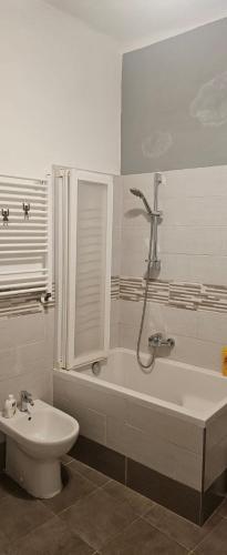 a bathroom with a tub and a toilet and a sink at Appartamento SoloSoleMare in Portovenere