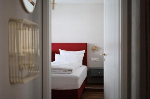a bedroom with a bed with a red headboard at Ferienwohnung "Haus Lehlgässchen" in Reil