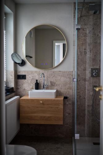 a bathroom with a sink and a mirror at Ferienwohnung "Haus Lehlgässchen" in Reil