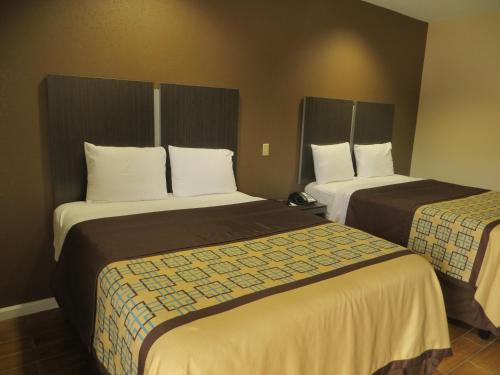 Ένα ή περισσότερα κρεβάτια σε δωμάτιο στο Scottish Inn & Suites Baytown