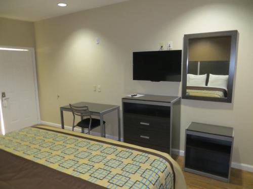 A television and/or entertainment centre at Scottish Inn & Suites Baytown