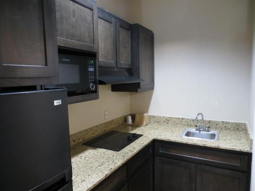 Η κουζίνα ή μικρή κουζίνα στο Scottish Inn & Suites Baytown