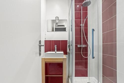 a bathroom with a sink and a shower at Villa 3 palmiers avec pisicne in Fréjus