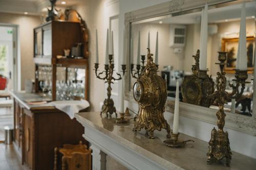 a counter with a mirror and some candles on it at Ööbikuoru Villa in Rõuge