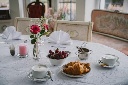a table with a plate of food and a bowl of fruit at Ööbikuoru Villa in Rõuge