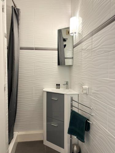 Appartement lumineux avec balcon vue piscine