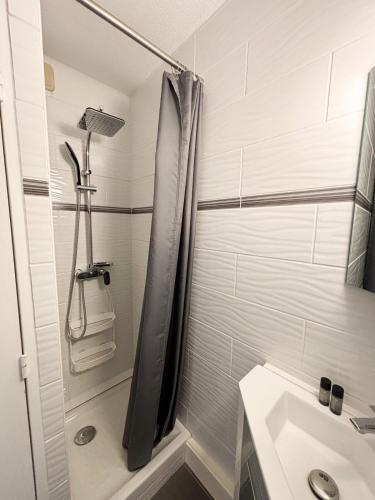 Appartement lumineux avec balcon vue piscine