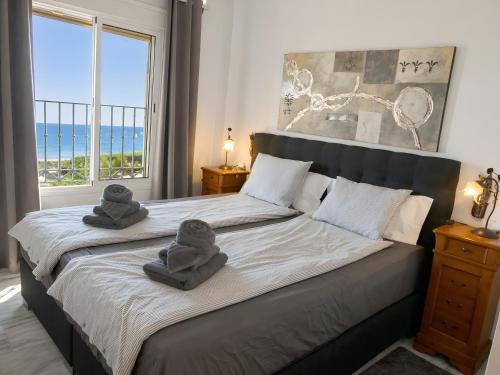 a bedroom with a bed with towels on it at Appartement Tesoro del Mar in Torrox Costa