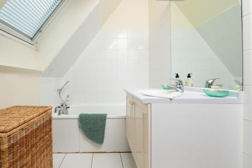 a bathroom with a sink and a bath tub at Le Moulin De Lesnevé in Saint-Avé
