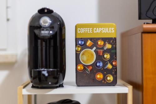a coffee truck next to a box on a table at Dimora Dina Guglionesi in Guglionesi