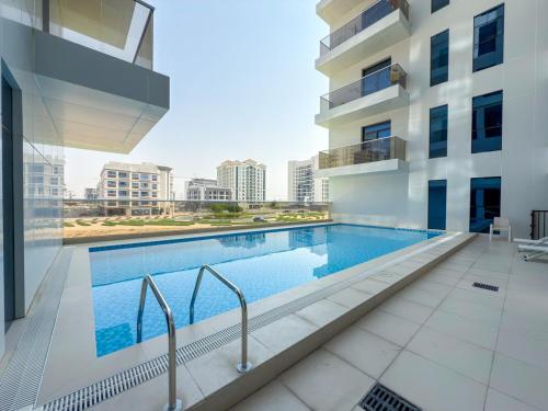 Peaceful Stay l Balcony & Pool l Near Downtown