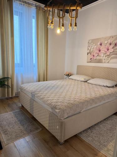 a bedroom with a large bed in a room at Cozy Crib 2 in Mamaia Sat/Năvodari