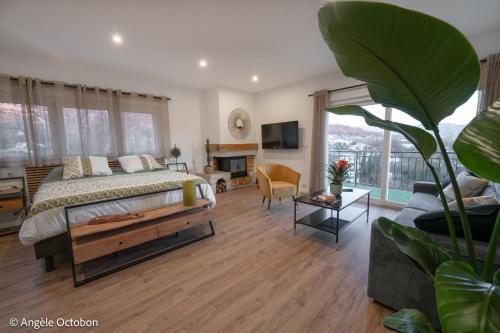 a bedroom with a bed and a living room at L'Attrape-Rêves in La Gaude