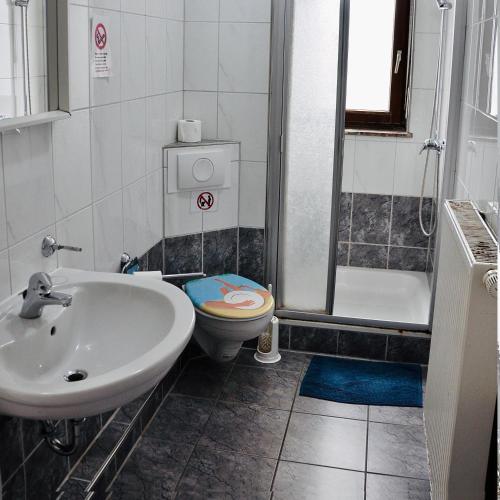 a bathroom with a sink and a toilet and a shower at Pension Highway - Bünde Borriesstraße 39 in Bünde