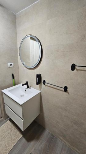 a bathroom with a sink and a mirror at Emanuela Home in Piatra Neamţ