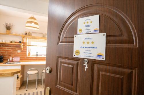 a door in a kitchen with a sign on it at Héthajnal Apartman in Debrecen