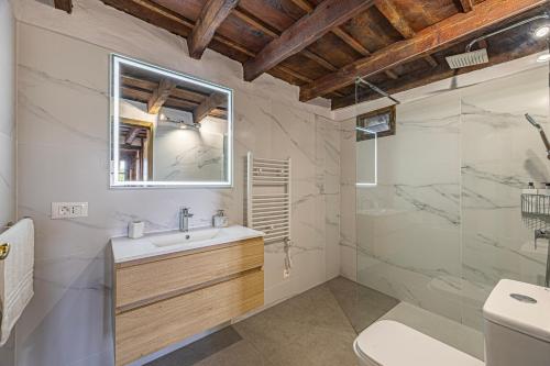 a bathroom with a sink and a shower at Casa Piedra y Tea in Tijarafe