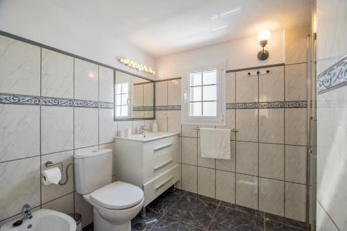 a bathroom with a toilet and a sink at Casa Yuliana in Tijarafe