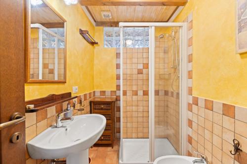 a bathroom with a sink and a shower at Meravigliosa Terrazza Vista Mare in Tresnuraghes